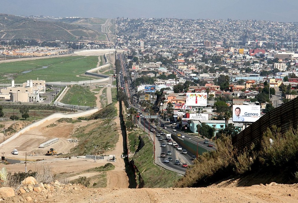 Frontera izquierda San Diego derecha Tijuana, México