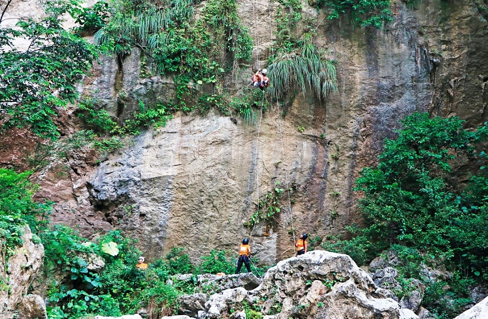 Rappel en cascadas petrificadas en Xilitla